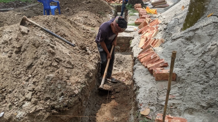 দৈনিক জয়যুগান্তরে সংবাদ প্রকাশের পর ধুনট স্বাস্থ্য কমপ্লেক্সে গ্যারেজ নির্মাণ কাজ শুরু